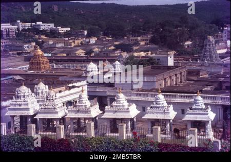 Der Sri Venkateswara Swami Vaari Tempel ist ein hinduistischer Tempel in der Bergstadt Tirumala in Tirupati im Tirupati-Viertel von Andhra Pradesh, Indien. Der Tempel ist Venkateswara gewidmet, einer Form von Vishnu, von der man annimmt, dass er auf der Erde erschienen ist, um die Menschheit vor den Prüfungen und Problemen von Kali Yuga zu retten. Hindu-Tempel in der Bergstadt Tirumala in Tirupati im Tirupati-Viertel von Andhra Pradesh, Indien. Stockfoto