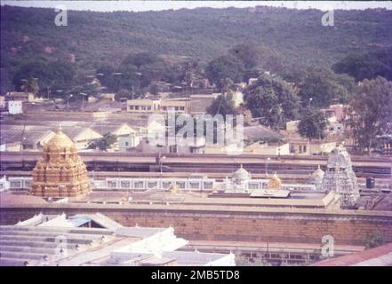 Der Sri Venkateswara Swami Vaari Tempel ist ein hinduistischer Tempel in der Bergstadt Tirumala in Tirupati im Tirupati-Viertel von Andhra Pradesh, Indien. Der Tempel ist Venkateswara gewidmet, einer Form von Vishnu, von der man annimmt, dass er auf der Erde erschienen ist, um die Menschheit vor den Prüfungen und Problemen von Kali Yuga zu retten. Hindu-Tempel in der Bergstadt Tirumala in Tirupati im Tirupati-Viertel von Andhra Pradesh, Indien. Stockfoto