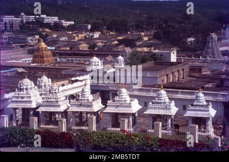 Der Sri Venkateswara Swami Vaari Tempel ist ein hinduistischer Tempel in der Bergstadt Tirumala in Tirupati im Tirupati-Viertel von Andhra Pradesh, Indien. Der Tempel ist Venkateswara gewidmet, einer Form von Vishnu, von der man annimmt, dass er auf der Erde erschienen ist, um die Menschheit vor den Prüfungen und Problemen von Kali Yuga zu retten. Hindu-Tempel in der Bergstadt Tirumala in Tirupati im Tirupati-Viertel von Andhra Pradesh, Indien. Stockfoto