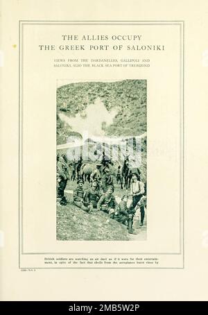 Britische Soldaten, die ein Air Duel aus dem Buch The Story of the Great war (die Geschichte des Großen Krieges) sehen; die vollständigen historischen Aufzeichnungen der Ereignisse bis dato VON REYNOLDS, Francis Joseph, 1867-1937; Churchill, Allen Leon; Miller, Francis Trevelyan, 1877-1959; Wood, Leonard, 1860-1927; Knight, Austin Melvin, 1854-1927; Palmer, Frederick, 1873-1958; Simonds, Frank Herbert, 1878-; Ruhl, Arthur Brown, 1876 – Band VIII Veröffentlicht 1920 Stockfoto