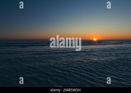 Eine magische Sonnenuntergangsatmosphäre irgendwo an der Küste Montenegros Stockfoto