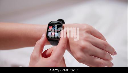 Smart Watch zeigt Heartbeat Monitor Auf der Frau Hand Stockfoto