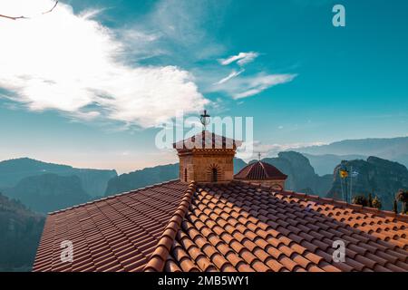 Ein wunderschönes Dach einer Kirche auf dem Berg. Stockfoto
