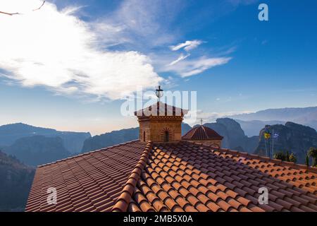 Ein wunderschönes Dach einer Kirche auf dem Berg. Stockfoto