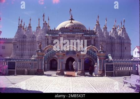 Der Bhadreshwar Jain Tempel, auch bekannt als Vasai Jain Tempel, ist eine historische Bedeutung im Dorf Mundra Taluka, Kutch, Gujarat, Indien. Der Haupttempel ist atemberaubend schön, in weißem Marmor mit majestätischen Säulen. Rund um die Mitte gibt es 52 kleinere Schreine Stockfoto