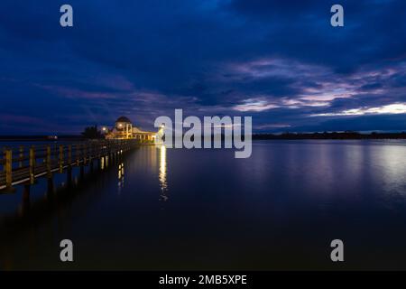 Ein wunderschönes Kloster aus Griechenland in der Mitte des Sees. Eine magische Sonnenuntergangsatmosphäre. Stockfoto