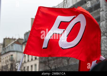 Logo des französischen Gewerkschaftsverbandes FO (Force Ouvrière), gedruckt auf einer roten Flagge, die während einer Demonstration aus nächster Nähe aufgenommen wurde Stockfoto