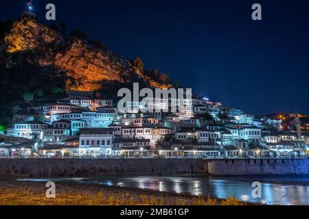 Abendlicher Blick auf Berat, die historische Stadt im Süden Albaniens bei Nacht mit allen Lichtern blinkend und weißen Häusern auf einem Hügel. Erfasst während Stockfoto