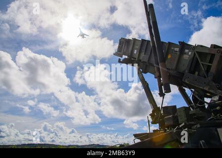 EIN US-AMERIKANISCHER Air Force B-1B Lancer, dem 34. Expeditionsgeschwader zugeteilt, fliegt über einen MIM-104 Patriot Raketenwerfer, der dem Charlie Battery, 1-1. Air Defense Artillery Bataillon am internationalen Flughafen Palau, zur Unterstützung von Valiant Shield 22, zugewiesen wurde, am 12. Juni 2022. Übungen wie VS22 ermöglichen es den Streitkräften im gesamten Indo-Pazifik, die Taktiken der Marine, des Marine Corps, der Armee, der Luftwaffe und der Weltraumstreitkräfte zu integrieren und präzise, tödliche und überwältigende mehrachsige Multidomain-Effekte auszuüben, die die Stärke und Vielseitigkeit der Joint Force demonstrieren. Stockfoto