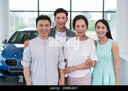Eine Familie der Wahl und des Kaufs eines Autos Stockfoto