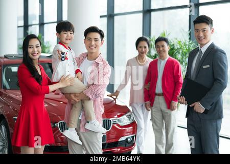 Eine Familie der Wahl und des Kaufs eines Autos Stockfoto