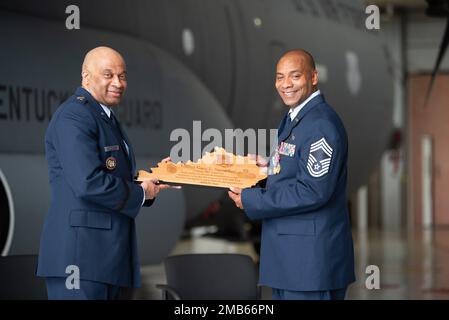 Chief Master Sgt. Gary L. Spaulding, rechts, militärischer Personalverwaltungsbeamter der Kentucky Air National Guard, erhält eine Plakette von Major General Charles M. Walker, Direktor des Büros für komplexe Ermittlungen beim National Guard Bureau, Während Spauldings Ruhestandszeremonie am Kentucky Air National Guard Base in Louisville, Ky., 12. Juni 2022. Spaulding diente 35 bei der Kentucky Air Guard. Stockfoto