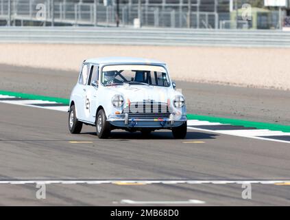 Chris Pearson und John Johnsen's Blue, 1964, Austin Mini Cooper, während der Tony Dron Memorial Trophy für MRL Historic Touring Cars. Stockfoto