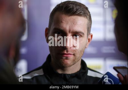 Kattowitz, Polen. 20. Januar 2023. Handball: Weltmeisterschaft, vor der zweiten Hauptrunde der deutschen Mannschaft. Der deutsche Spieler Lukas Mertens spricht mit Journalisten in der gemischten Zone. Kredit: Jan Woitas/dpa/Alamy Live News Stockfoto