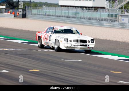 James Thorpe und Sean McInerey's, White and Red, 1978, Chevrolet Camaro, während der Tony Dron Memorial Trophy für MRL Historic Touring Cars. Stockfoto