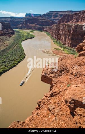 Boot am Colorado River, Goose Neck Area, Blick vom Felsüberhang am Gooseneck Overlook, Potash Road, in der Nähe des Canyonlands National Park, Utah, USA Stockfoto