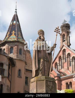 Statue und Brunnen von Saint-Léon (Papst Leo 1) auf Platz Saint-Léon, Place du Chateau, Eguisheim, Elsass, Frankreich Stockfoto