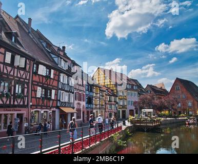 Fachwerkhäuser und Kanäle in der Gegend 'Little Venice', Colmar, Elsass Frankreich Stockfoto