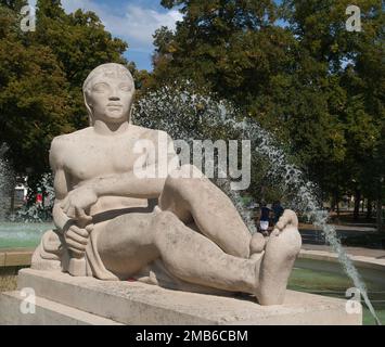 Eine der vier allegorischen Figuren aus weißem Stein, die sich um Fontaine Bruat (Bruat-Brunnen) im Parc du Champ de Mars, Colmar, Elsass, Frankreich, erstreckte. Stockfoto