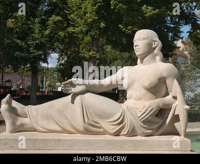 Eine der vier allegorischen Figuren aus weißem Stein, die sich um Fontaine Bruat (Bruat-Brunnen) im Parc du Champ de Mars, Colmar, Elsass, Frankreich, erstreckte. Stockfoto