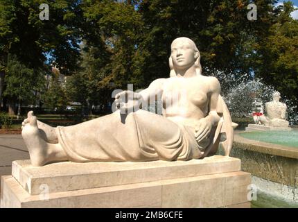 Eine der vier allegorischen Figuren aus weißem Stein, die sich um Fontaine Bruat (Bruat-Brunnen) im Parc du Champ de Mars, Colmar, Elsass, Frankreich, erstreckte. Stockfoto