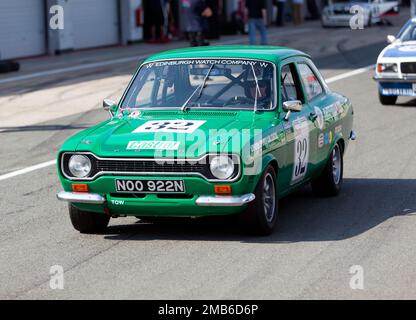 Alasdair Coates und Alexander Dawson's Green, 1974, Ford Escort RS2000, am Ende der Tony Dron Memorial Trophy für MRL Historic Touring Cars Stockfoto