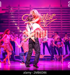 London, Großbritannien. 20. Januar 2023. „Dirty Dancing - The Classic Story on Stage“ ist jetzt wieder im Londoner Dominion Theatre zu sehen, wo es bis zum 29. April nur eine begrenzte Aufführung gibt, darunter viele der legendären Szenen des Originalfilms. Michael O'Reilly (Johnny Castle) von Charlotte Gooch (Penny Johnson) Kredit: Imageplotter/Alamy Live News Stockfoto