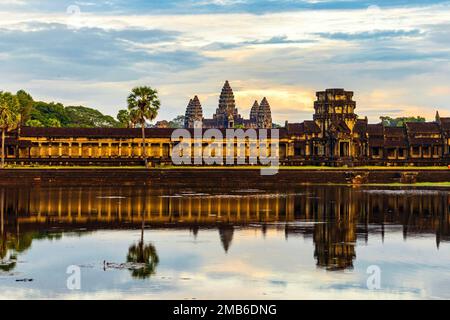 Angkor Wat Tempel, der sich vor Sonnenuntergang im Wasser spiegelt Stockfoto