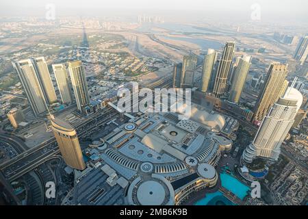 Blick aus der Vogelperspektive auf die Innenstadt von Dubai mit Dubai Brunnen und Wolkenkratzern vom höchsten Gebäude der Welt, Burj Khalifa, um 828m Uhr Stockfoto