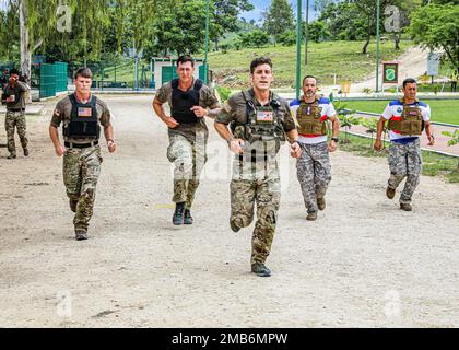 Mitglieder des US-Teams laufen mit den Costa-ricanischen Soldaten zusammen, um ihre 2-Meilen-Bewertung für den Fuerzas Commando-Wettbewerb in Tegucigalpa, Honduras, am 13. Juni 2022 abzuschließen. Fuerzas Commando (FC) ist eine ausländische militärische Interaktionsübung, die darauf abzielt, die multinationale und regionale Zusammenarbeit, das gegenseitige Vertrauen und das gegenseitige Vertrauen zu stärken und die Ausbildung, Bereitschaft, Interoperabilität und Fähigkeiten der regionalen Sondereinsatzkräfte (SOF) zu verbessern. Stockfoto