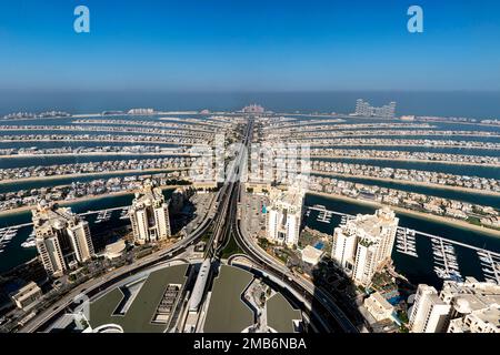 Blick aus der Vogelperspektive auf Palm Jumeirah Island mit Zeitraffer. Abendliche Top-Aussicht mit Villen, Hotels Stockfoto