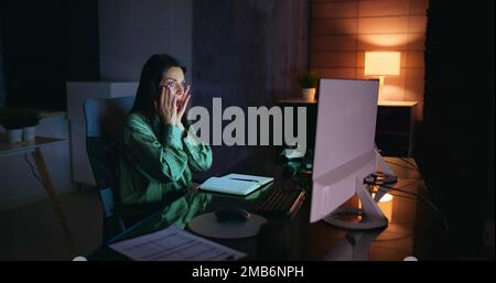 Frustrierte Geschäftsfrau, Die Ihren Computerbildschirm Mit Bestürmung Betrachtet Stockfoto