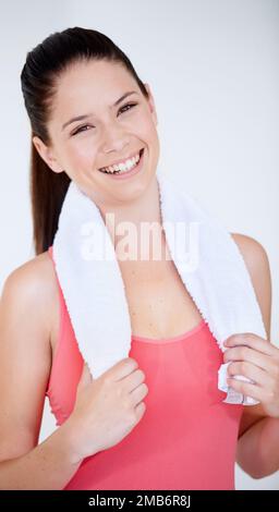 Fit und positiv. Lächelnde junge Frau in Sportkleidung. Stockfoto
