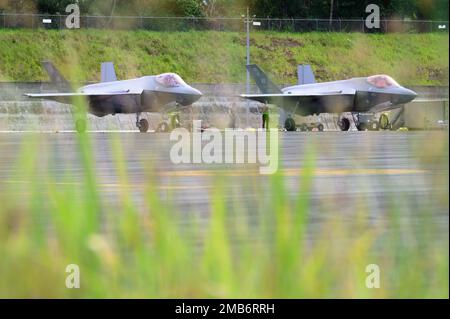 Zwei US-Dollar Air Force F-35A Lightning IIS, der 356. Expeditionary Fighter Squadron zugewiesen, 354. Air Expeditionary Wing, sitzt vor dem Start zur Unterstützung von Valiant Shield 22 am internationalen Flughafen Palau am 13. Juni 2022 auf der Fluglinie. VS bietet realistische, relevante Schulungen, die die Fähigkeit der gemeinsamen Kräfte zur Planung, Kommunikation und Durchführung komplexer Operationen mit mehreren Domänen verbessern. Stockfoto