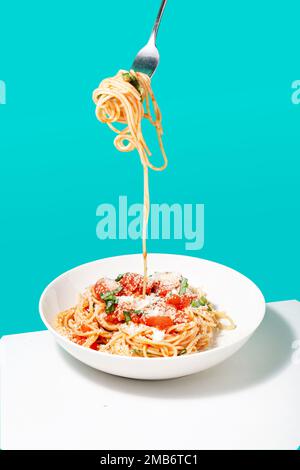 Hausgemachte Spaghetti mit Tomatensoße und Gabel. Arrabbiata Pasta. Stockfoto