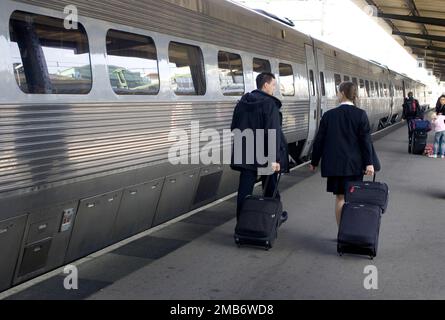 Hauptbahnhof Göteborg, Göteborg, Schweden. Auf dem Bild: Mitarbeiter von SJ am Bahnsteig. Stockfoto