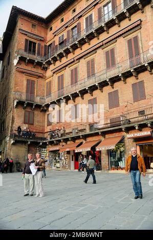Piazza del Campo, Geschäfte und Restaurants in der Peripherie, Siena, Toskana, Italien Stockfoto