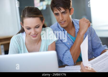 Zwei Köpfe sind besser als einer. Zwei Kollegen, die im Büro arbeiten. Stockfoto