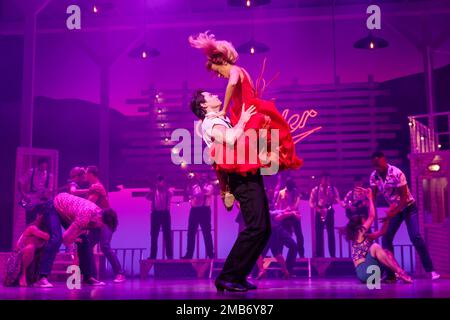 Dominion Theatre, London, Großbritannien. 20. Januar 2023 „Dirty Dancing – The Classic Story on Stage“, darunter Charlotte Gooch als Penny Johnson und Michael O'Reilly als Johnny Castle im Dominion Theatre im West End. Nach seinem Rekordlauf im letzten Jahr kehrt Dirty Dancing - The Classic Story auf der Bühne bis zum 29. April ins West End zurück. Foto: Amanda Rose/Alamy Live News Stockfoto