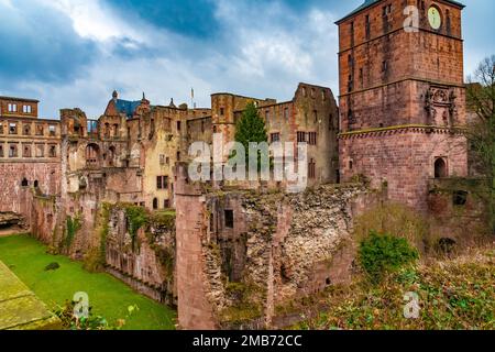Die Überreste der mittelalterlichen Wohngebäude des Heidelberger Schlosses: Das Ruprecht-Gebäude, die Bibliothek am Wassergraben und die Damen... Stockfoto