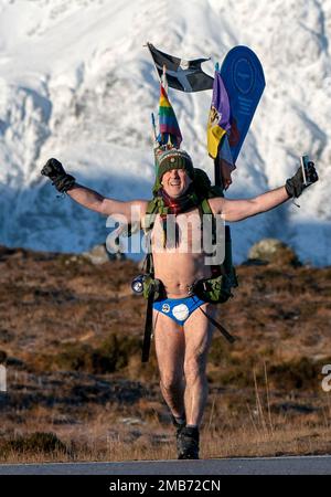 Mick Cullen, auch bekannt als Speedo Mick, läuft unter Null Grad durch Glencoe und trägt nur seine Badehose. Mick läuft 1.000 km von John O'Groats nach Land's End und schließt gleichzeitig die Three-Peak Challenge zur Sketage von Ben Nevis, Scafell Pike und Mount Snowdon ab. Foto: Freitag, 20. Januar 2023. Stockfoto