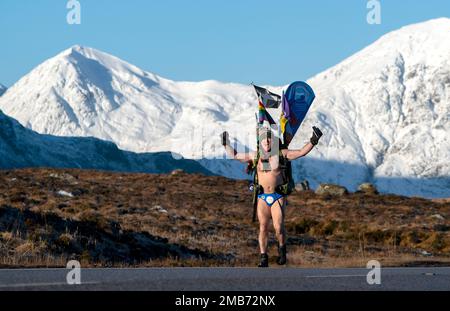 Mick Cullen, auch bekannt als Speedo Mick, läuft unter Null Grad durch Glencoe und trägt nur seine Badehose. Mick läuft 1.000 km von John O'Groats nach Land's End und schließt gleichzeitig die Three-Peak Challenge zur Sketage von Ben Nevis, Scafell Pike und Mount Snowdon ab. Foto: Freitag, 20. Januar 2023. Stockfoto