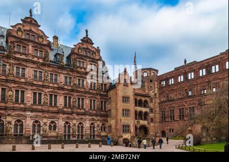 Der Innenhof der Burgruine Heidelberger Schloss, Deutschland. Zwischen dem Friedrich-Flügel und dem Ottheinrich-Flügel steht die Glashalle mit... Stockfoto