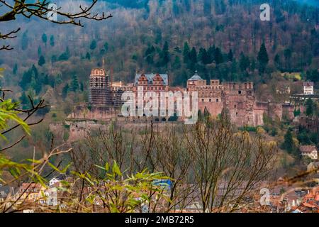 Herrlicher Blick auf die Burgruine Heidelberger Schloss, Deutschland, durch blattlose Bäume im Winter. Von links: Glockenturm, Glashalle, Friedrich's Wing... Stockfoto