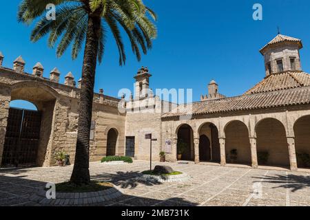 Der Innenhof im Alcazar von Jerez de la Frontera mit der antiken Moschee, die in eine Kapelle umgewandelt wurde. Andalusien, Spanien. Stockfoto