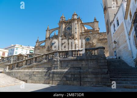 Die Hauptfassade der Kathedrale von Jerez de la Frontera aus der Sicht unter den vorderen Rampen. Jerez de la Frontera, Andalusien, Spanien Stockfoto