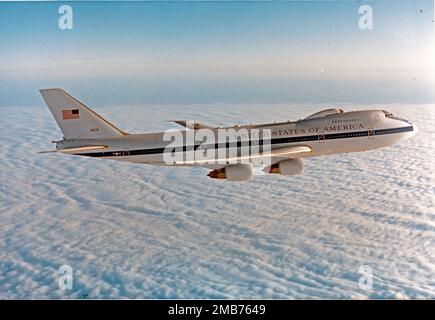 Ein E4B (NEACP) National Emergency Airborne Command Post, mit Sitz in der 595. Command and Control Group am Offutt Air Force Base, Nebraska, im Flug über Wolken am 26. März 1985. Die E-4B ist eine militarisierte Version der Boeing 747-200, ein viermotoriges, geschwungenes Langstreckenflugzeug, das im Flug betankt werden kann. Im Falle eines nationalen Notfalls oder der Zerstörung von Bodenführungs- und Kontrollzentren stellt das Flugzeug ein überlebensfähiges Kommando-, Kontroll- und Kommunikationszentrum zur Verfügung, um die US-Streitkräfte zu lenken, Notkriegsbefehle auszuführen und Aktionen von zivilen Behörden zu koordinieren. Stockfoto