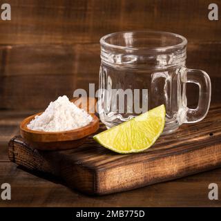 Limettenscheibe, Backpulver und Wasser - gesunde Zubereitung Stockfoto