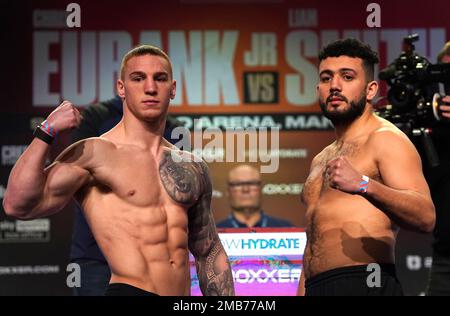 Scott Forrest (links) und Amine Boucetta während des Wiegens im Manchester Central Convention Complex, Manchester. Foto: Freitag, 20. Januar 2023. Stockfoto