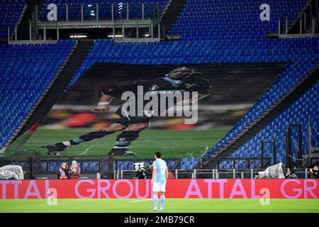 Ein riesiges Bild von Sinisa Mihajlovic auf den Tribünen während des Fußballspiels des Italy Cup zwischen SS Lazio und dem Bologna FC im Olimpico Stadion in Rom (IT Stockfoto